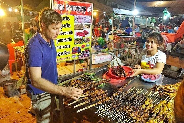 Tour gastronomico definitivo di Siem Reap (degustazione di 10 locali con tuk tuk)
