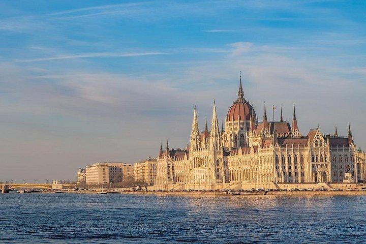 Privattransfer von Prag nach Budapest mit optionaler Weinprobe