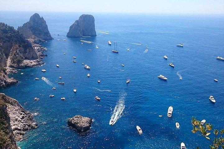 ナポリとソレント発、カプリ島と青の洞窟の小グループ ツアー