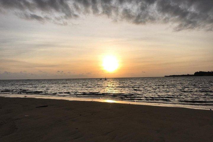 川と海が出会うロンリービーチでの日の出の写真