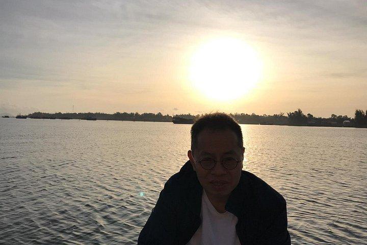 川と海が出会うロンリービーチでの日の出の写真
