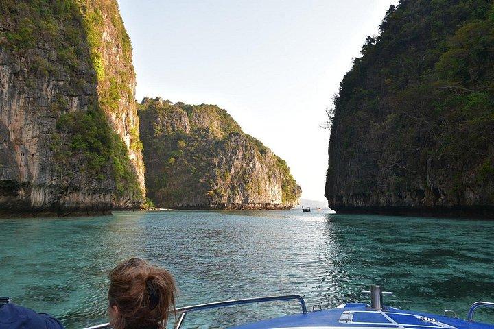 Phi Phi Don & Phi Phi Leh Sunset Trip by Arisa Speed Boat