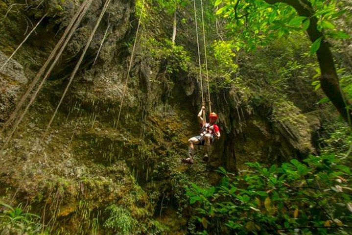 Dagtocht naar Goa Jomblang en Goa Pindul River Tubing (06.00 - 18.00 uur)