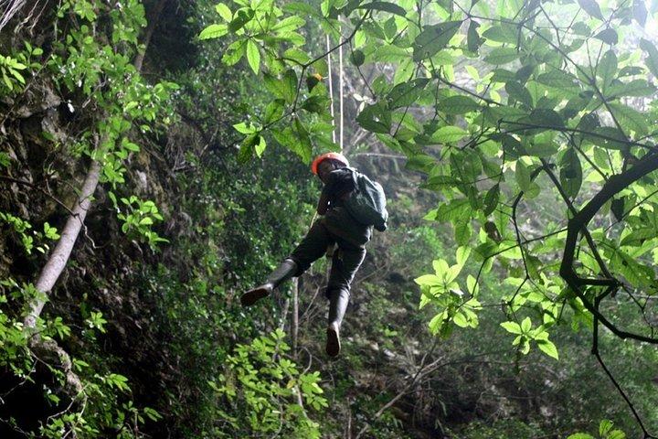 Dagtocht naar Goa Jomblang en Goa Pindul River Tubing (06.00 - 18.00 uur)