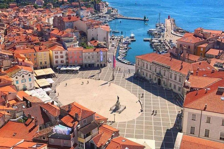 Grot van Postojna, Predjama-kasteel en Piran-tour vanuit Ljubljana