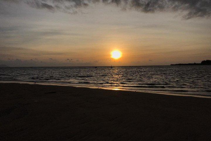 川と海が出会うロンリービーチでの日の出の写真