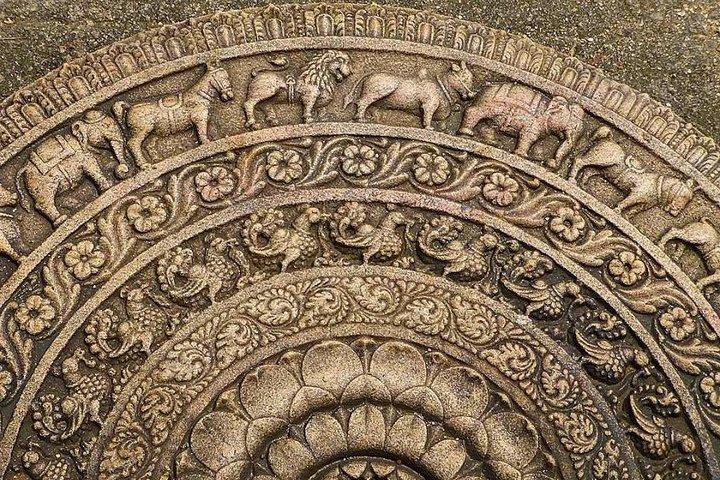 アヌラーダプラからのポロンナルワ古代都市オールインクルーシブ日帰りツアー