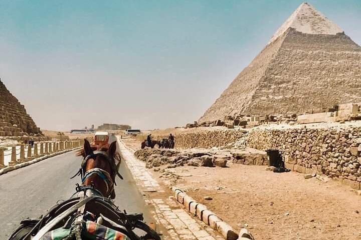 Profitez de notre tour des pyramides à dos de chameau