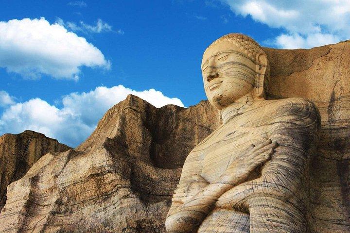 アヌラーダプラからのポロンナルワ古代都市オールインクルーシブ日帰りツアー