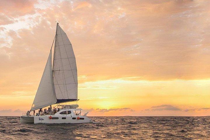 Veleiro de luxo ao pôr do sol em Cancun