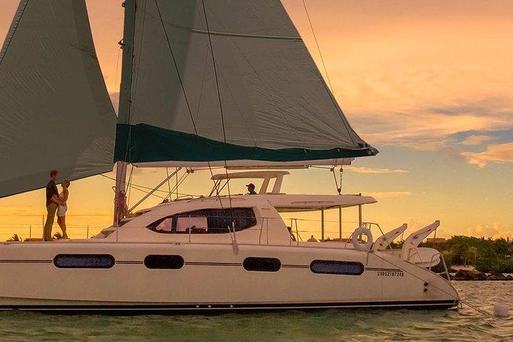 Veleiro de luxo ao pôr do sol em Cancun