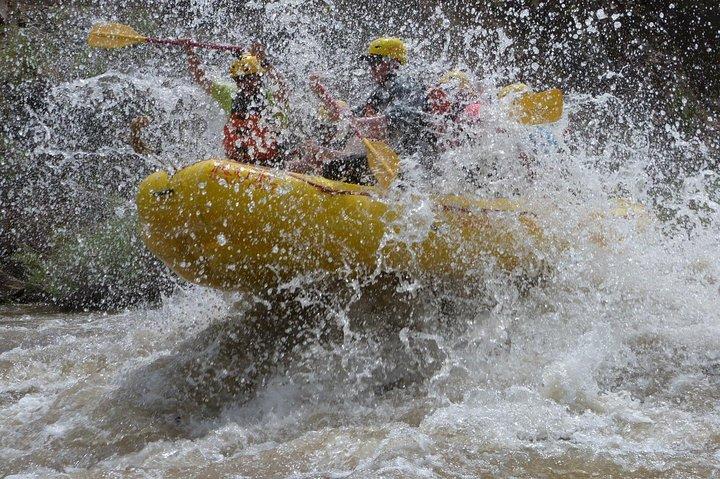 Royal Gorge Rafting Halbtagestour (KOSTENLOSE Benutzung des Neoprenanzugs!) - Klasse IV Extremer Spaß!