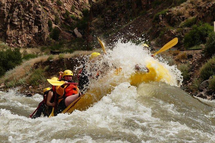 Royal Gorge Rafting Halbtagestour (KOSTENLOSE Benutzung des Neoprenanzugs!) - Klasse IV Extremer Spaß!