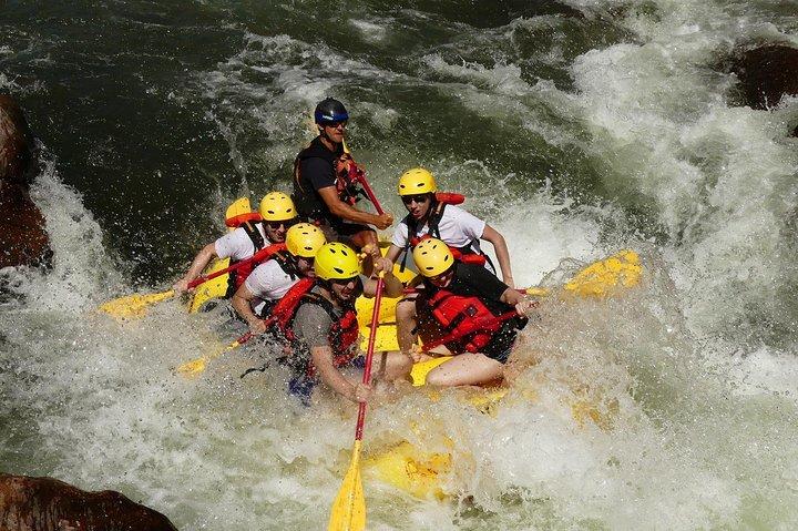 Royal Gorge Rafting Halbtagestour (KOSTENLOSE Benutzung des Neoprenanzugs!) - Klasse IV Extremer Spaß!