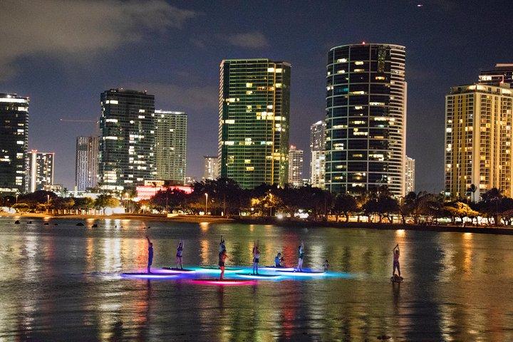 Noite SUP Yoga em Honolulu, Havaí