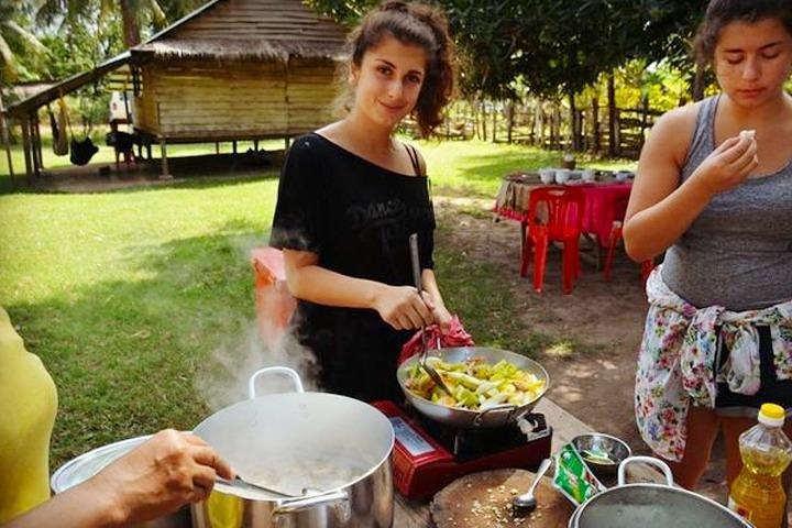 Lezione di cucina del villaggio cambogiano