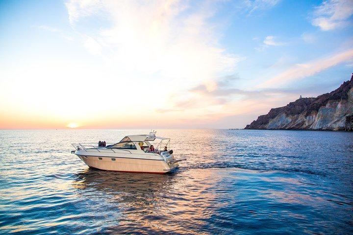サントリーニ島5時間プライベートデイまたはサンセットツアー（Bbqとドリンク付き）