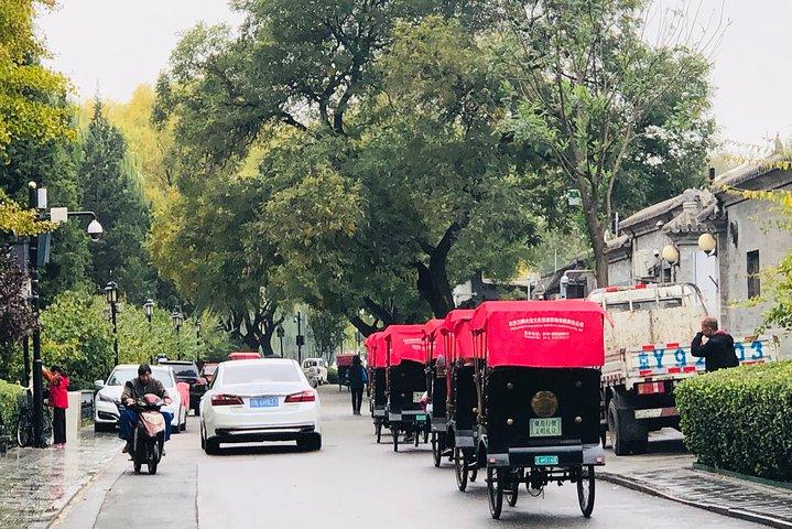 Tour privato di un'intera giornata al giardino imperiale di Beihai, distretto artistico 798