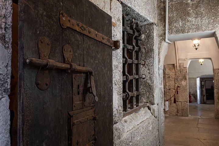 Palacio de los Señores de las Cárceles Nocturnas: Células y Herramientas de Tortura Visitar