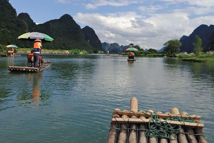 Halvdag Yangshuo Xianggong bakke Solopgang og Yulong Bamboo Boat privat tur
