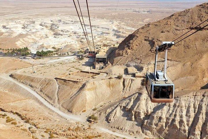 Seilbahn in der Wüste. Genießen Sie es, auf dem tiefsten Punkt der Erde zu schweben