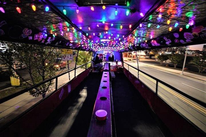 Bus de fiesta de 2 horas con camarero y DJ 21 +