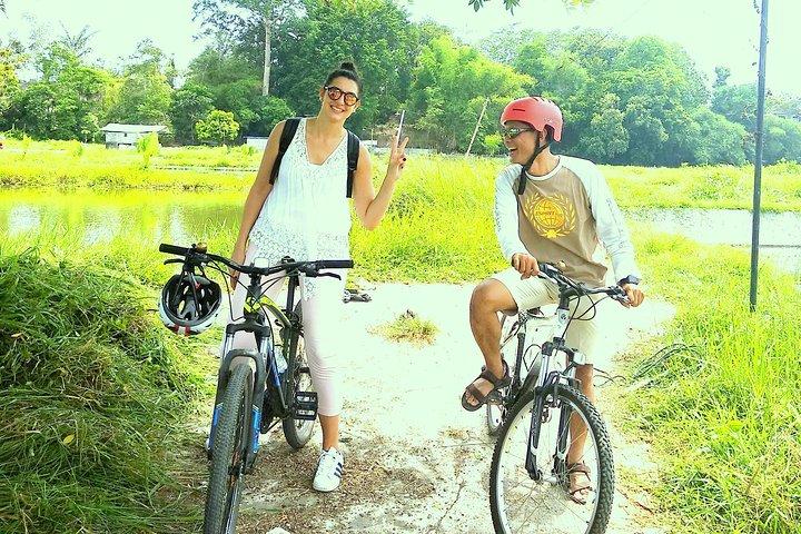 村と養魚場を巡るジョグジャカルタ サイクリング ツアー