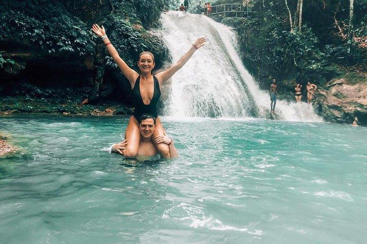 Ocho Rios vandhandlingspakke (Blue Hole, Tubing & Dunns River)