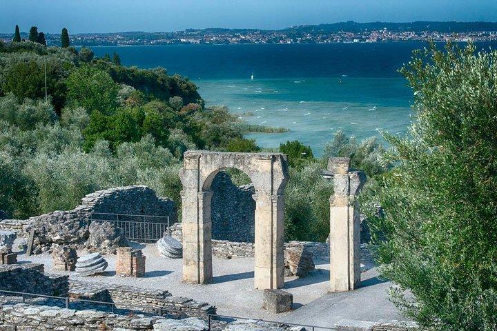 Un recorrido a pie y un mini crucero en Sirmione