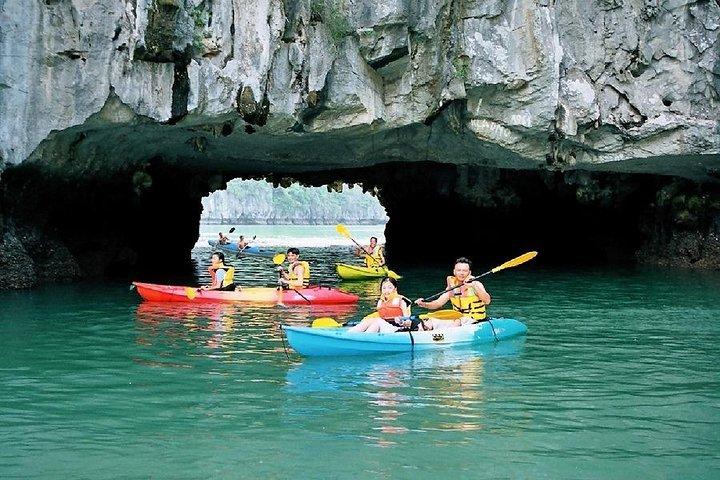 Halong Bay Day Trip 6-timmars kryssningstur [Round-Trip Highway] med lunch, havskajak eller bambubåt (radbåt)
