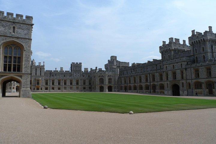 Escale à Windsor depuis LHR: visite privée d'un véhicule de luxe exécutif