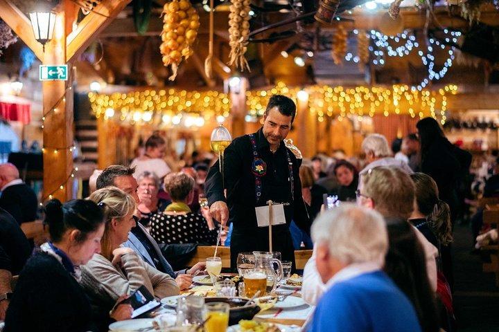 Folkloreaftonfest med middag, obegränsad dryck och musik