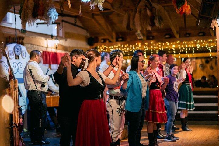 夕食、飲み放題、音楽付きのフォークロアイブニングパーティー