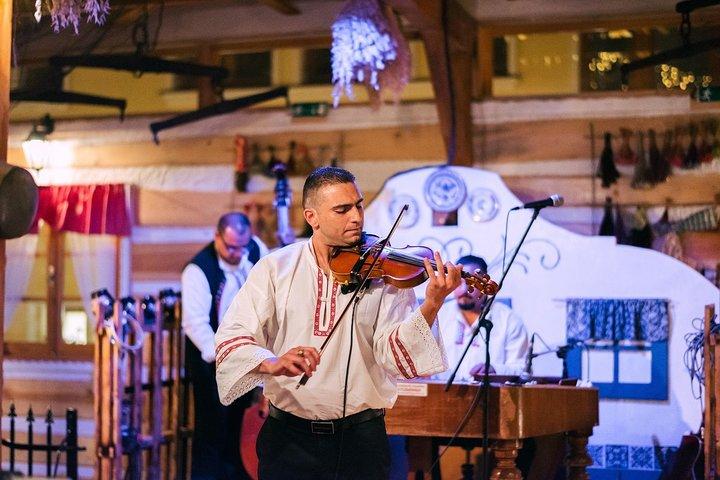 夕食、飲み放題、音楽付きのフォークロアイブニングパーティー