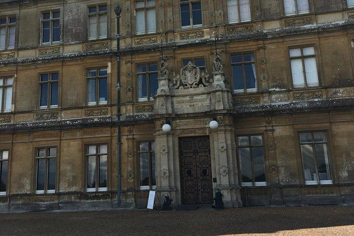 Servizio di trasporto privato di andata e ritorno per il castello di alta classe