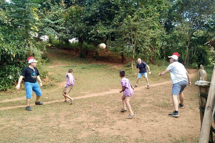 2 DAYS 1NIGHT Huay Nam Dung 国立公園のジャングル トレックに参加