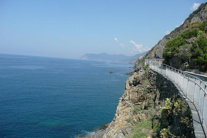 プライベートチンクエ・テッレ日帰り旅行と2つの町を結ぶフェリー