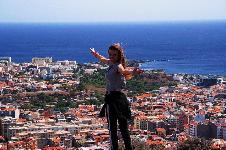 Praia: Guided Historic Walking Tour & Lunch with Locals