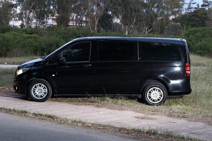 Privater Transfer von Athen/Piräus nach Korinth-Loutraki oder umgekehrt