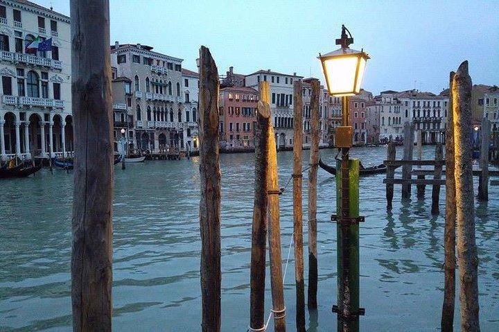 Eine private Wander- und Gondeltour in Venedig