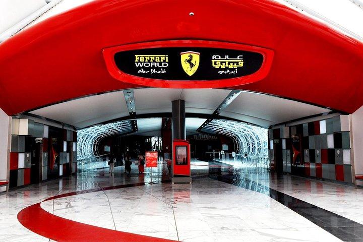 ドバイからアブダビへの送迎付きフェラーリワールドツアー
