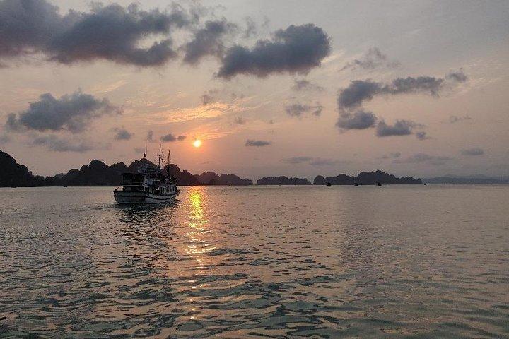 ハロン湾日帰りツアー（ティトップ島、洞窟、カヤック＆ランチ付き）