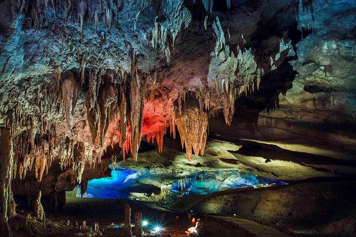 クタイシのプロメテウス洞窟、マルトヴィリ渓谷、オカチェの滝、ロミナ湖