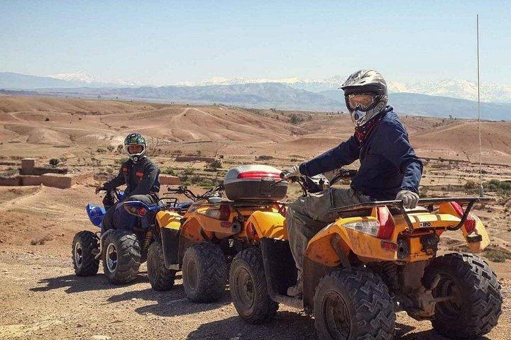 Quad in bici sulla strada per la diga a Marrakech