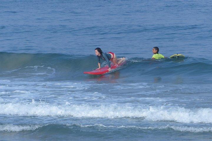 Professionele surflessen in het hart van Tel Aviv