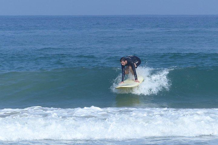 Professionele surflessen in het hart van Tel Aviv