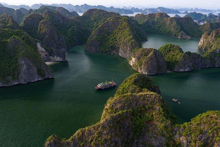 Halong Bay 2D1N MIGLIORI CROCIERE Tutto compreso: trasferimento, pasti, kayak, grotta, isola