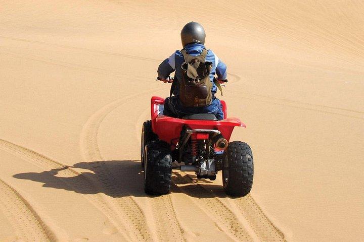 マカディからの朝のクワッドバイク砂漠サファリ遠足