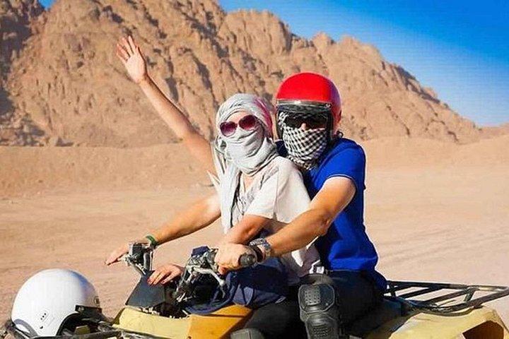 マカディからの朝のクワッドバイク砂漠サファリ遠足