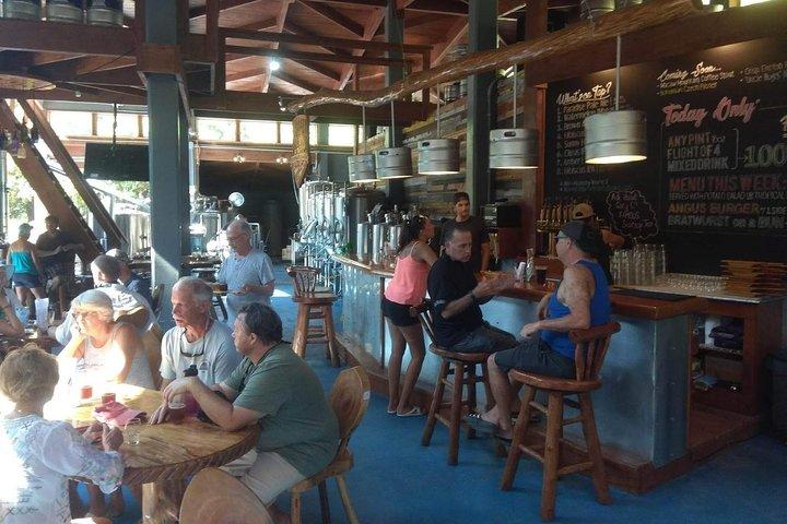 Excursão de meio dia em Roatan com visita às fábricas de cervejas, rum e chocolate